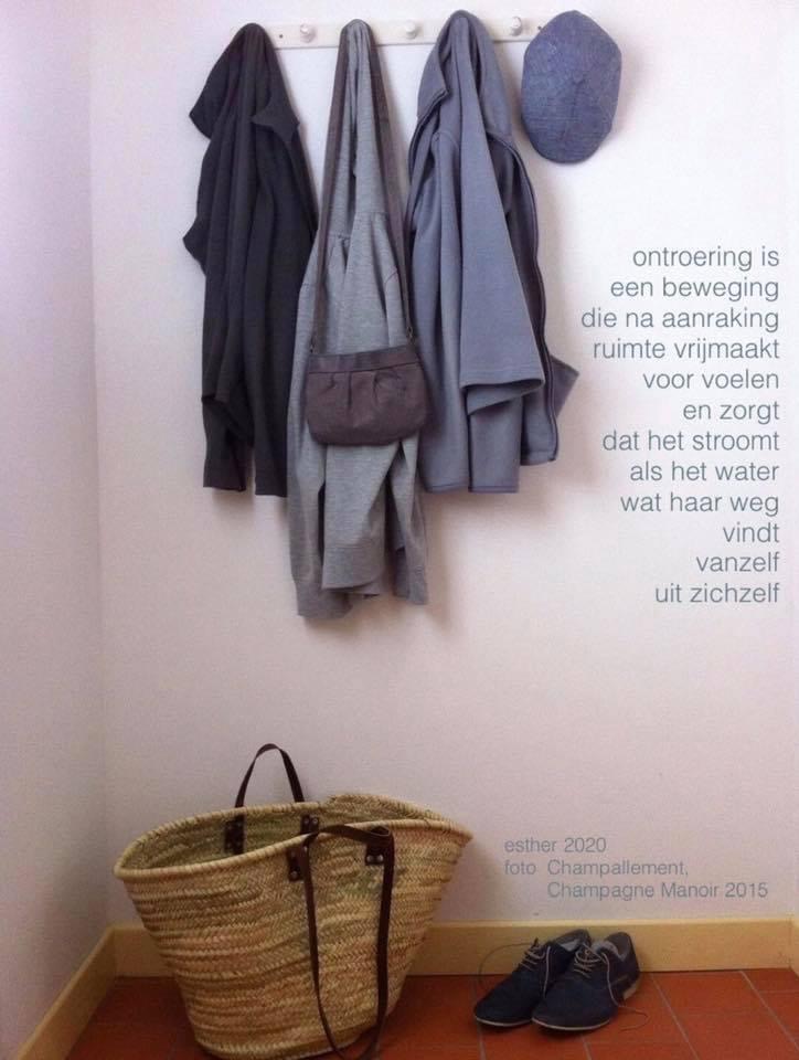 ontroering
is een beweging
die na aanraking
ruimte maakt voor voelen
en zorgt dat het stroomt
als water 
wat haar weg vindt
vanzelf
uit zichzelf
